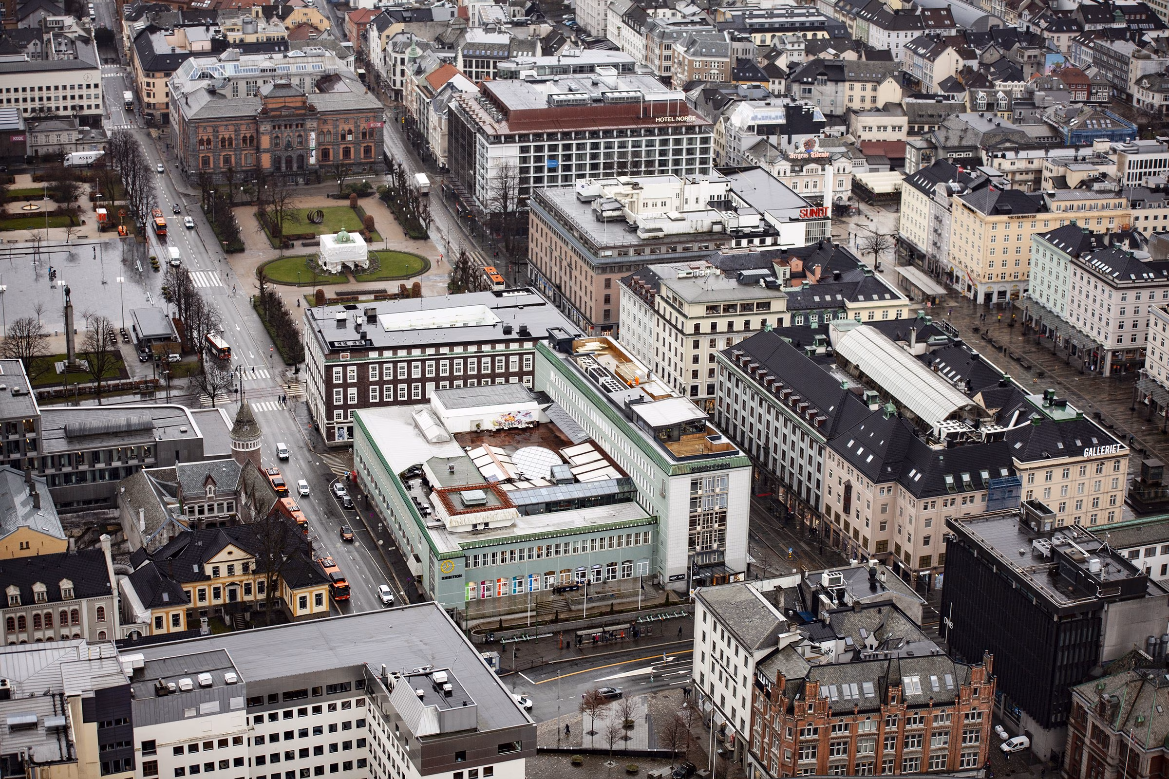 dronebilde av Xhibition og nærområde